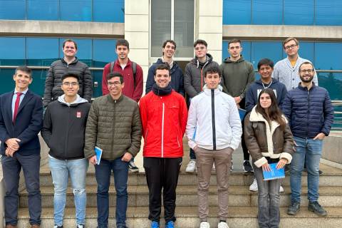 Los estudiantes junto al profesor De Francisco Ortiz.